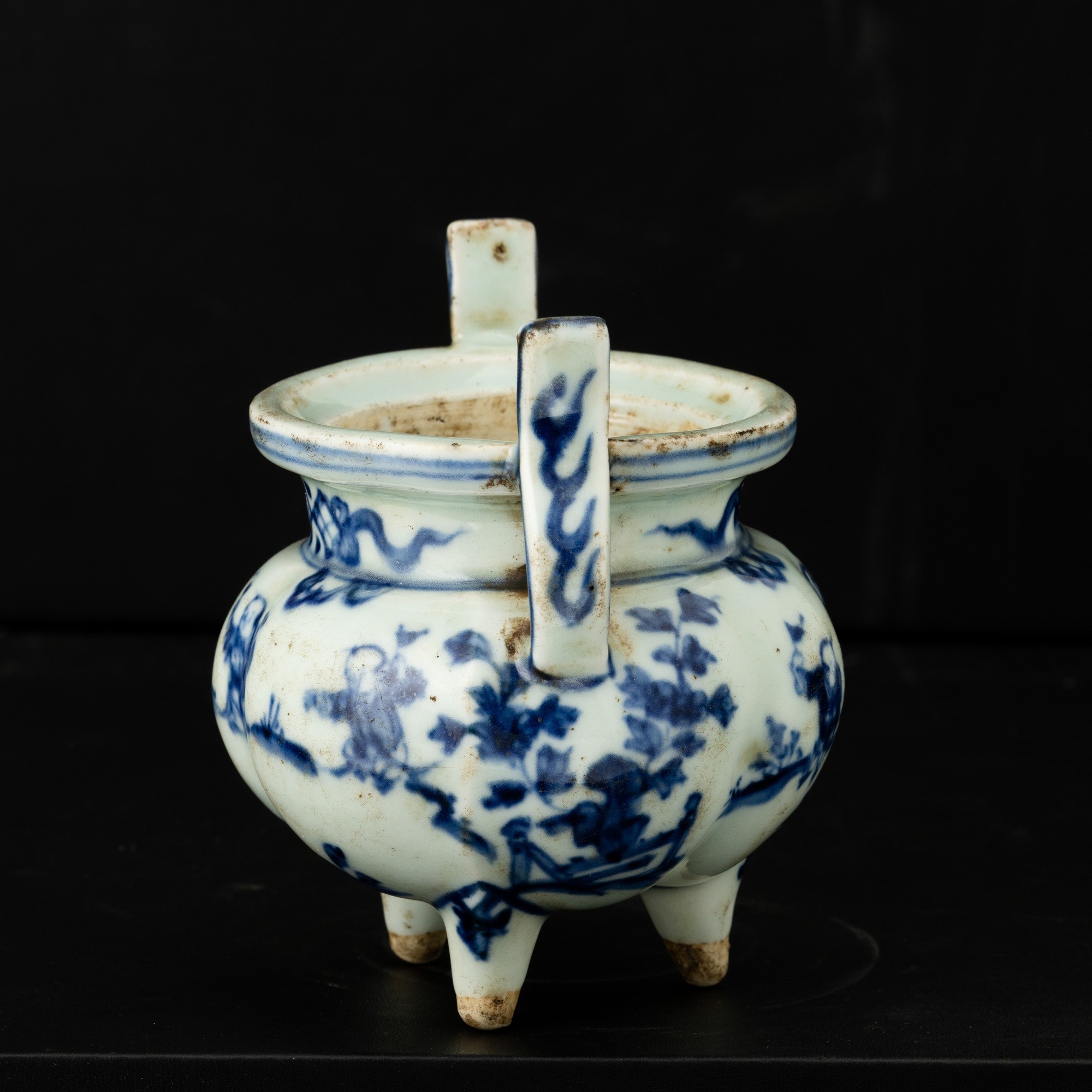 Cina, Incensiere in porcellana bianca e blu tripode raffigurante bambini, Dinastia Ming (XVII sec...