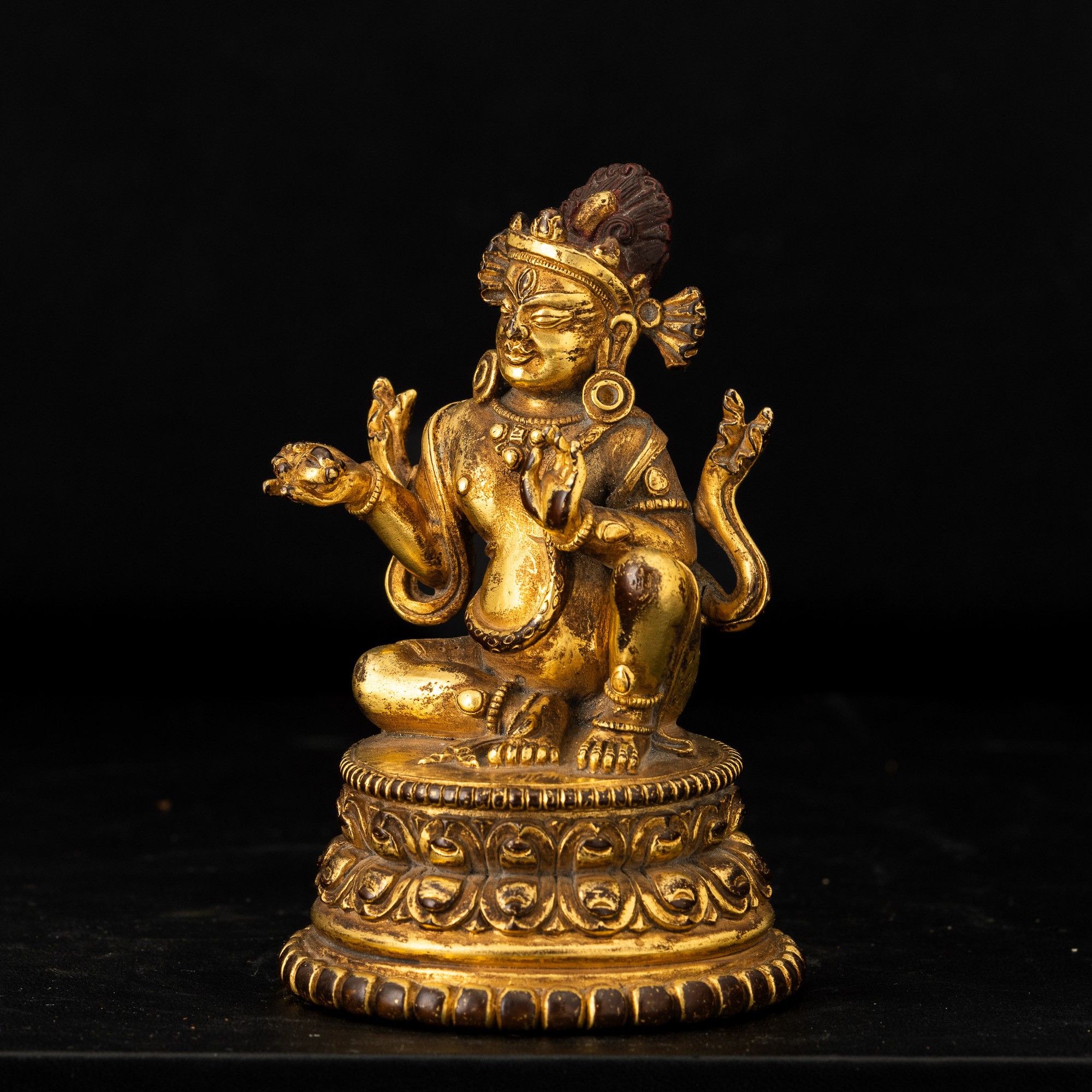 Figura di Jambha, su doppio fiore di loto, bronzo dorato con tracce di monocromia, Tibet, XIX-XX ...