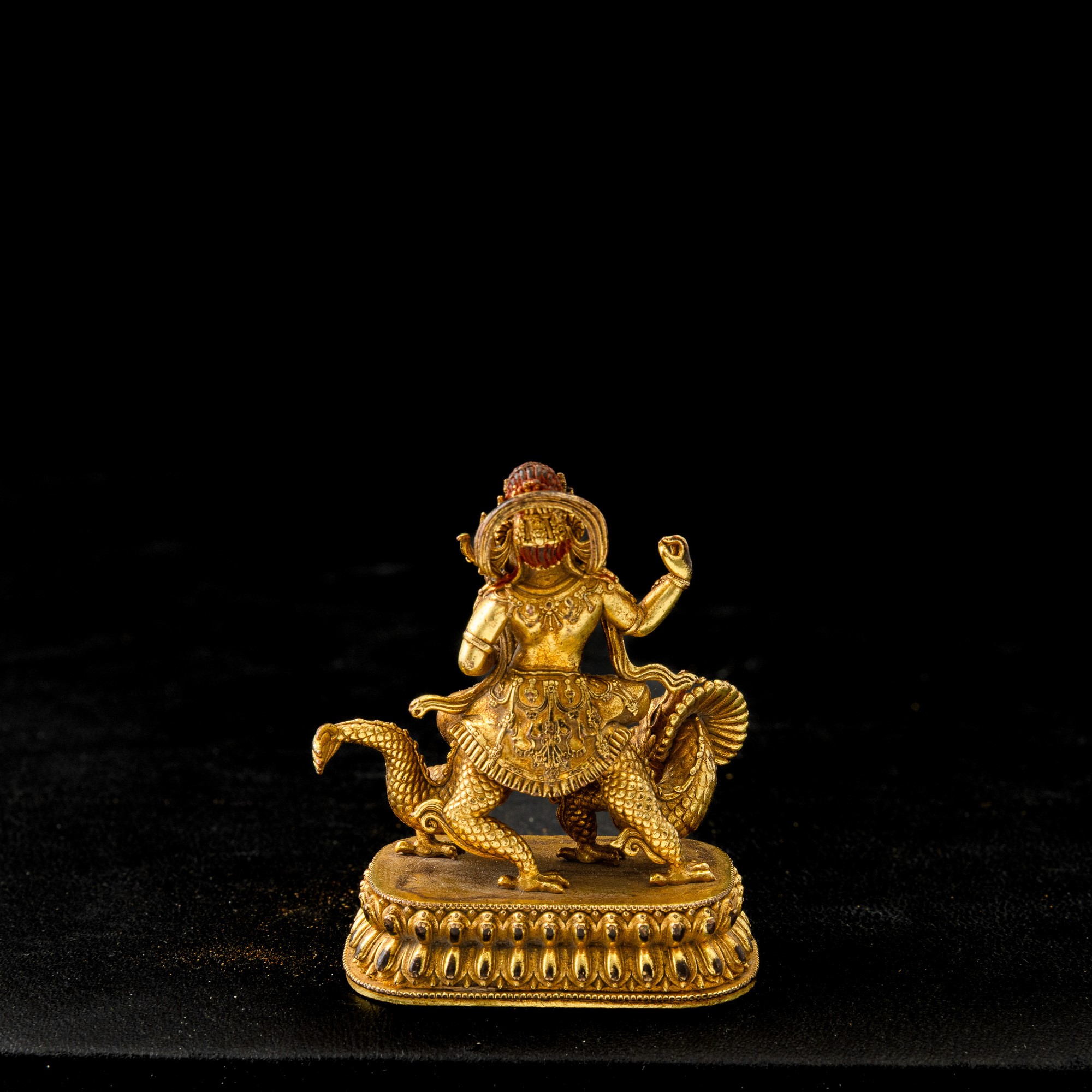 Tibet, Piccola figura di White Jambhala, drago su doppio fiore di loto in bronzo dorato con tracc...