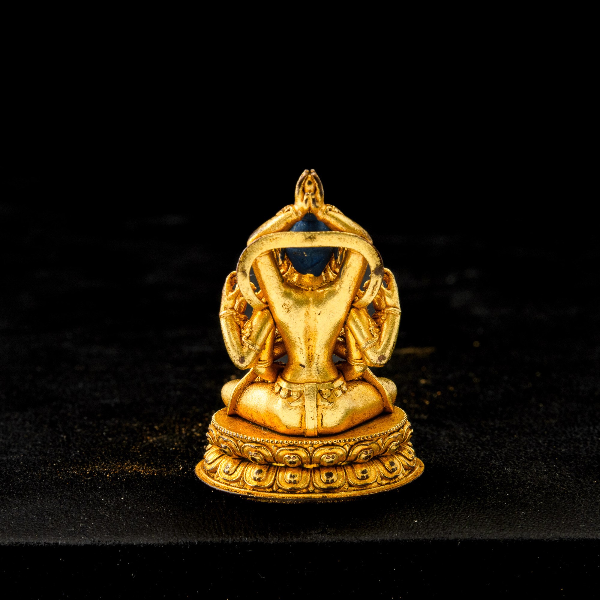 Divinità tibetana, Piccola figura su doppio fiore di loto in bronzo dorato,  XIX secolo
