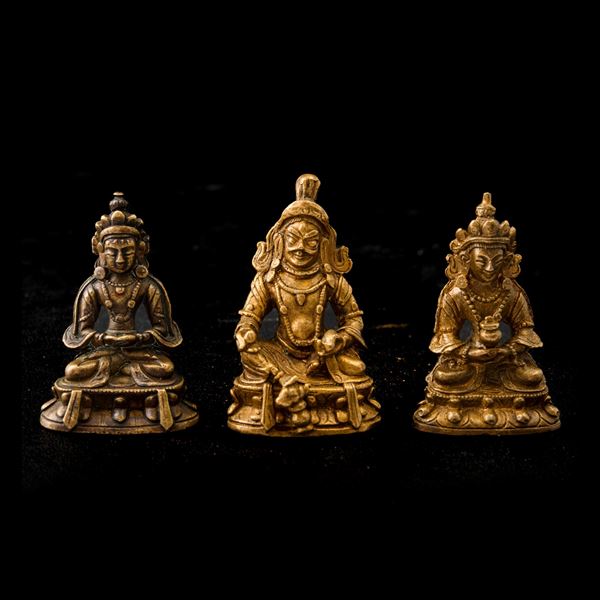 Lotto composto da tre figure di divinità in bronzo, Cina e Tibet, XIX secolo