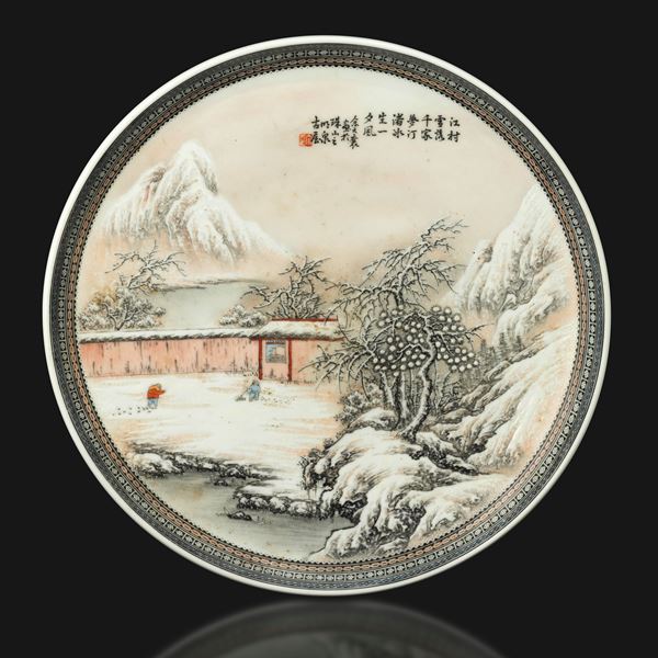 Piatto in porcellana a soggetto paesaggistico invernale con iscrizioni, Yu Wen Pei, Cina, Repubblica
