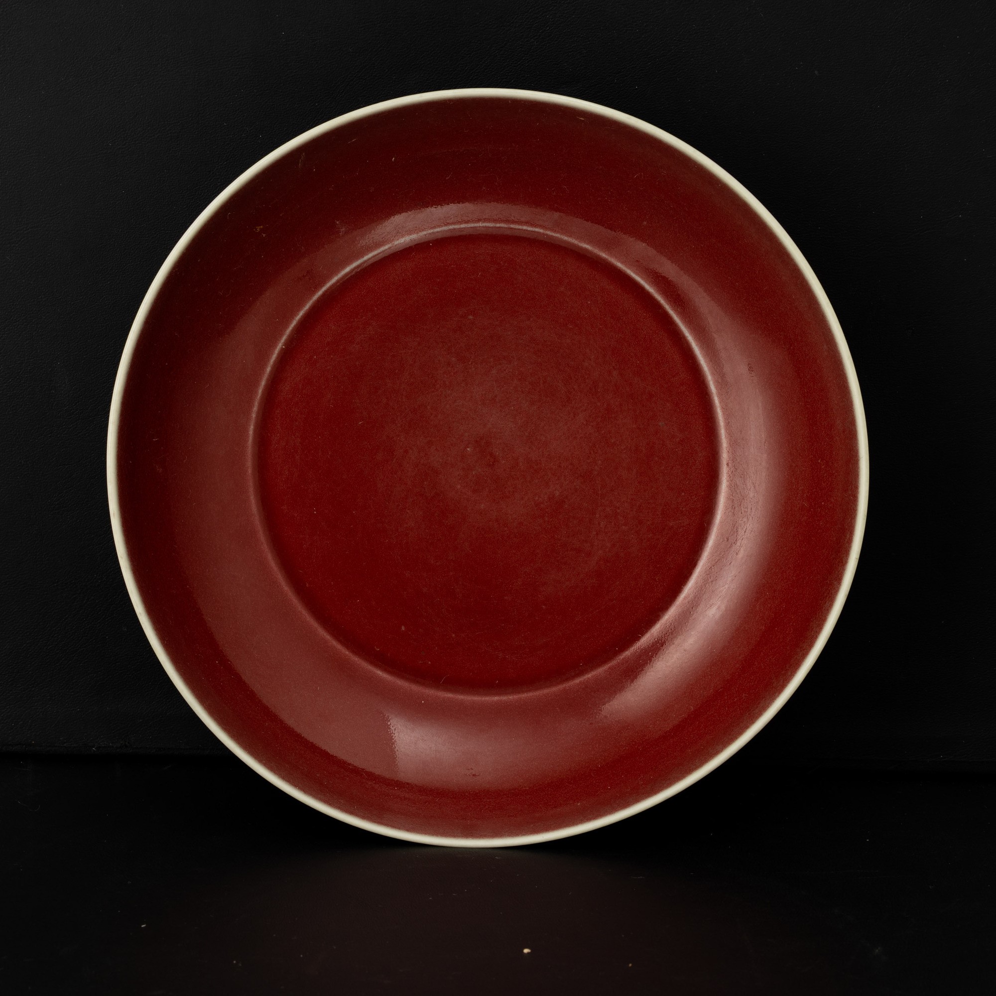 Piatto in porcellana Sangue di Bue, Cina, Dinastia Qing, XX secolo