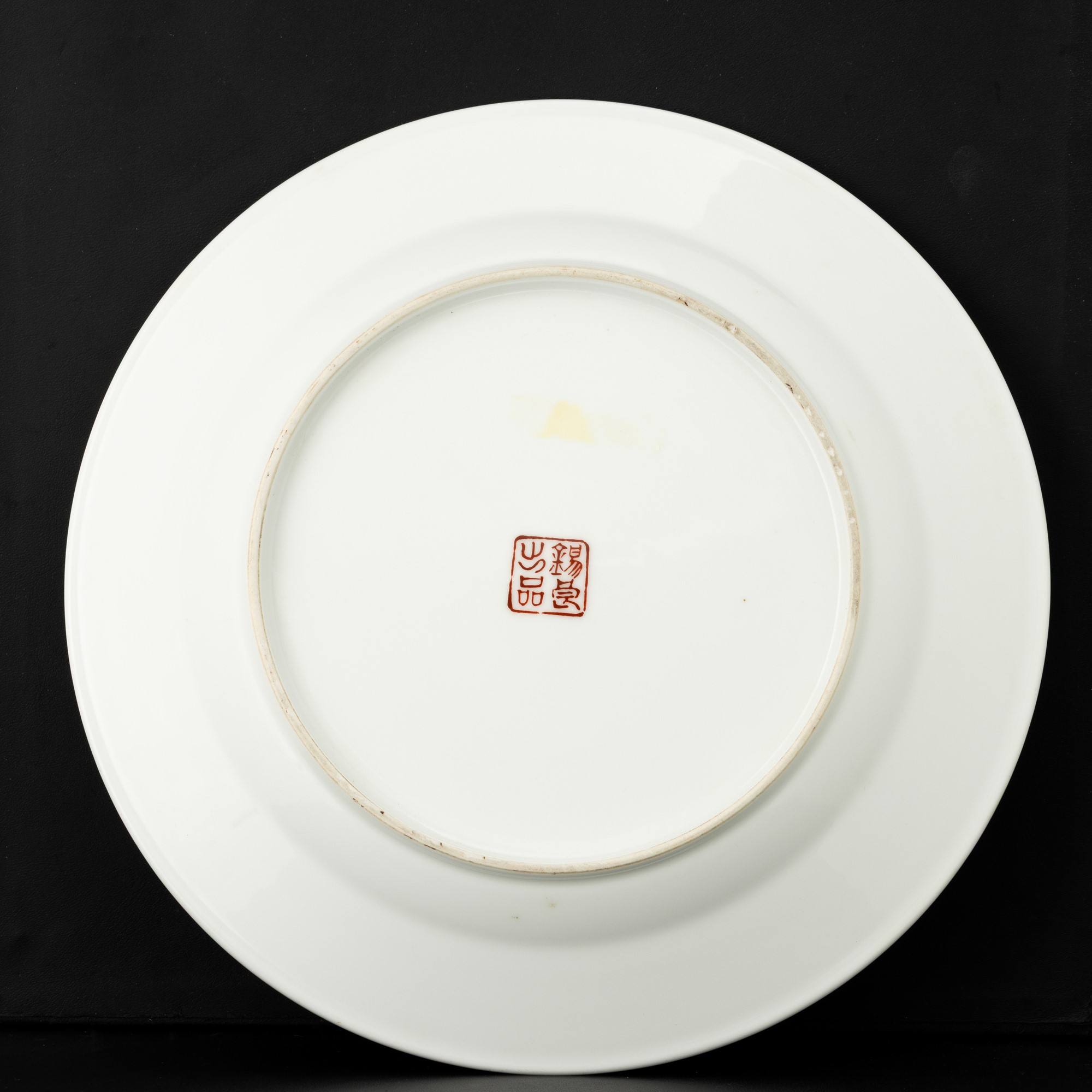 Xi Liang, Piatto in porcellana con scena di vita comune e iscrizioni, Cina, XX secolo