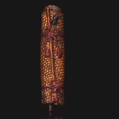 Giappone (periodo Meiji, 1868-1912), Figura in porcellana raffigurante tappeto piegato