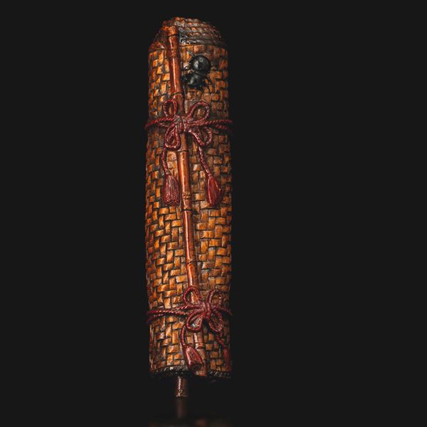 Figura in porcellana raffigurante tappeto piegato con decori a rilievo, Giappone, periodo Meiji (1868-1912)