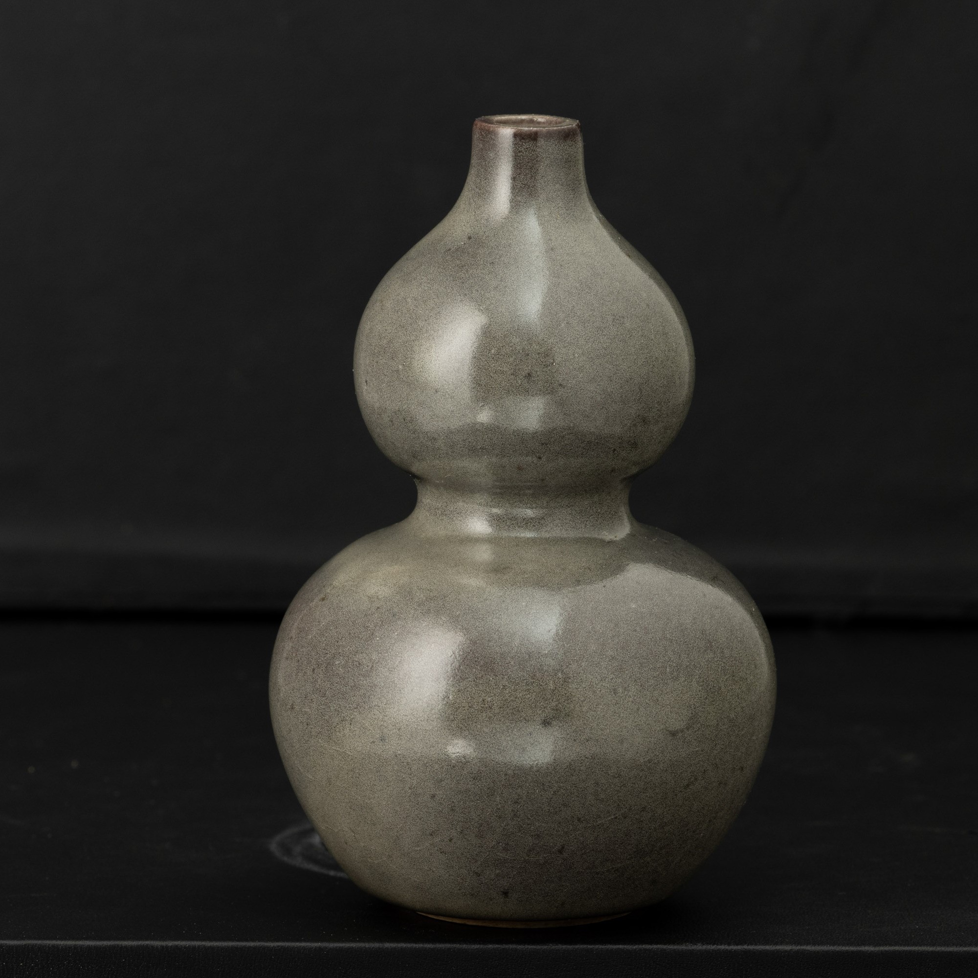 Cina, Vaso a doppia zucca a fondo grigio, XX secolo