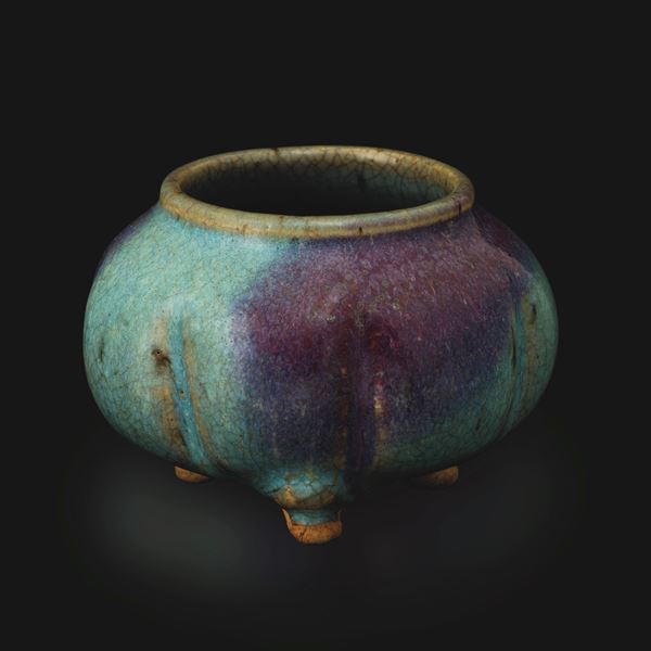 Incensiere tripode stile Jun sui toni del viola e azzurro, Cina, Dinastia Qing, XIX secolo