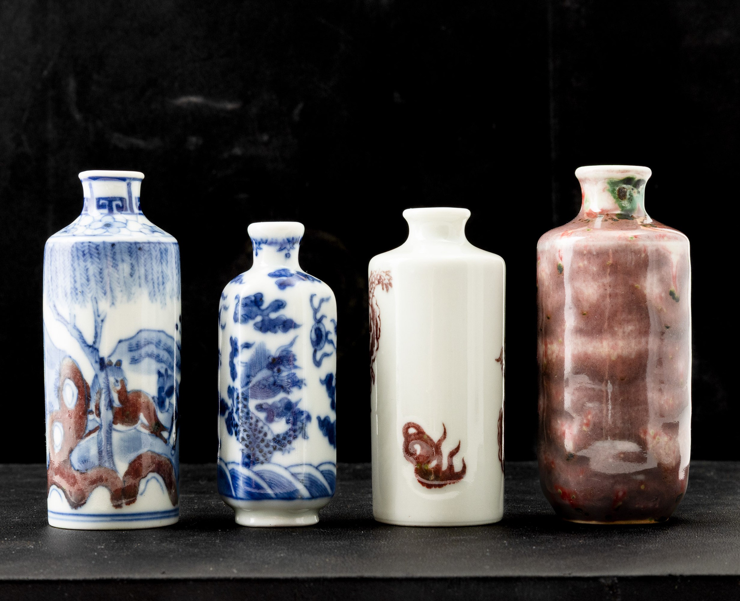 Cina, Quattro snuff bottle in porcellana, 19° secolo