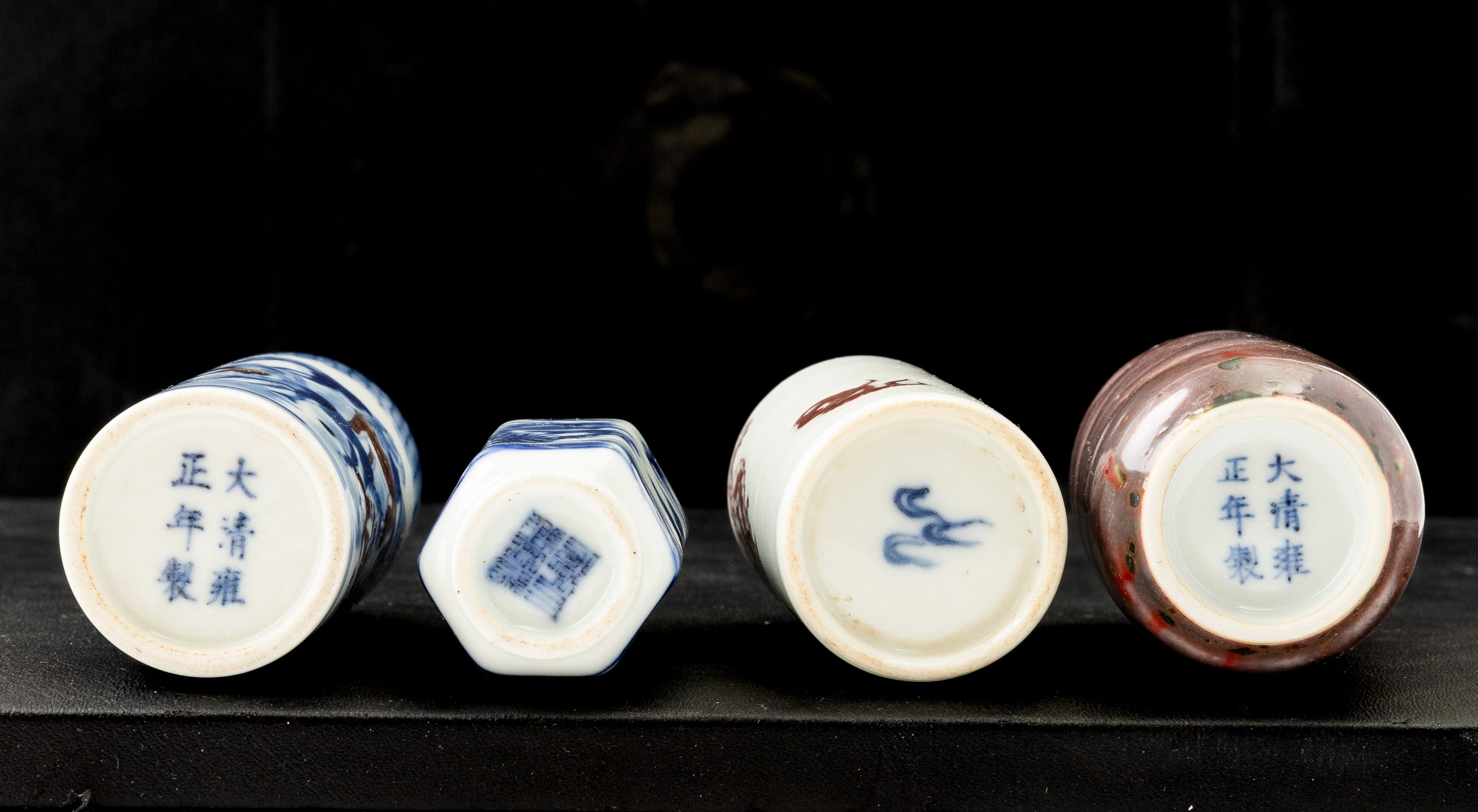 Cina, Quattro snuff bottle in porcellana, 19° secolo
