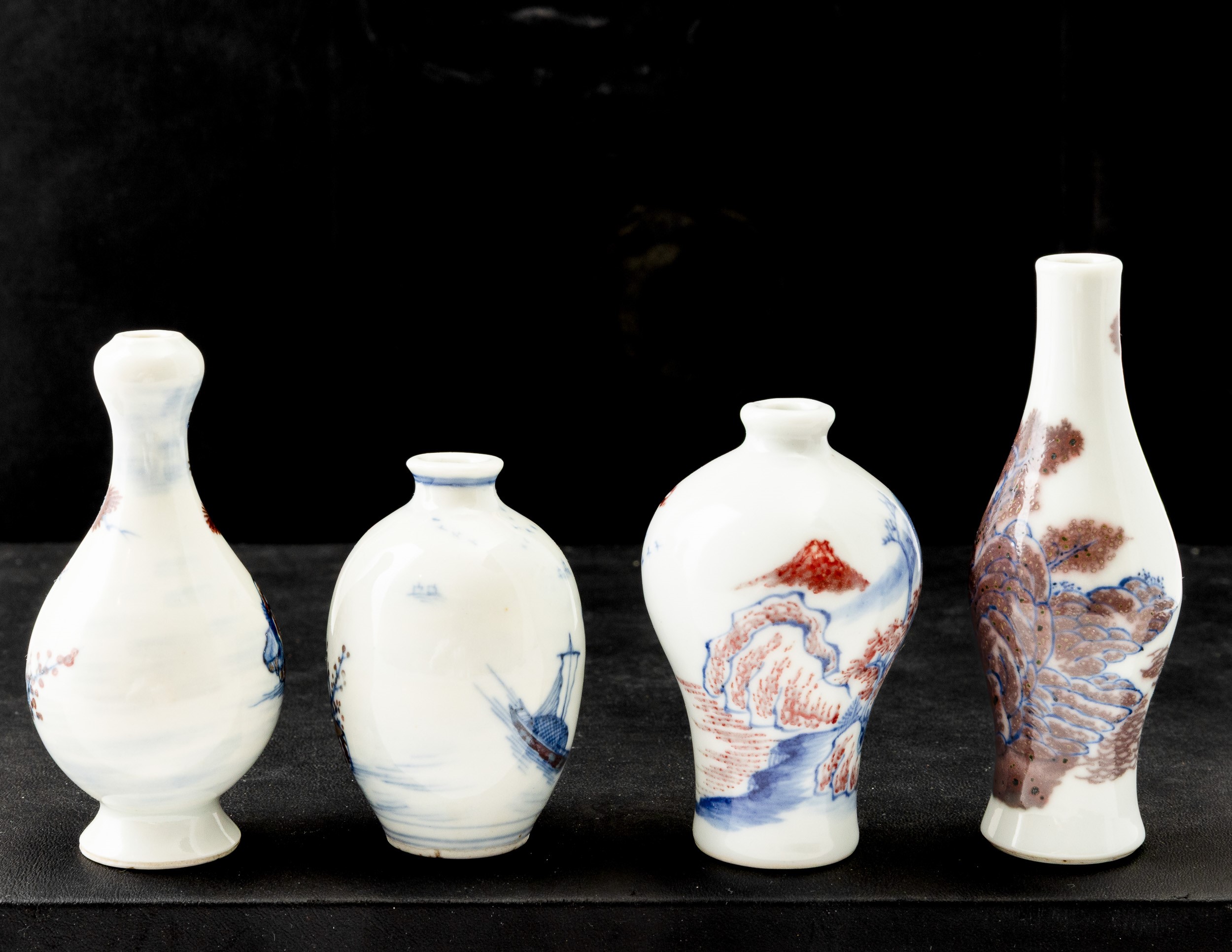 Cina (Dinastia Qing, ambito) , Lotto di quattro snuff bottle in porcellana policroma a fondo bian...