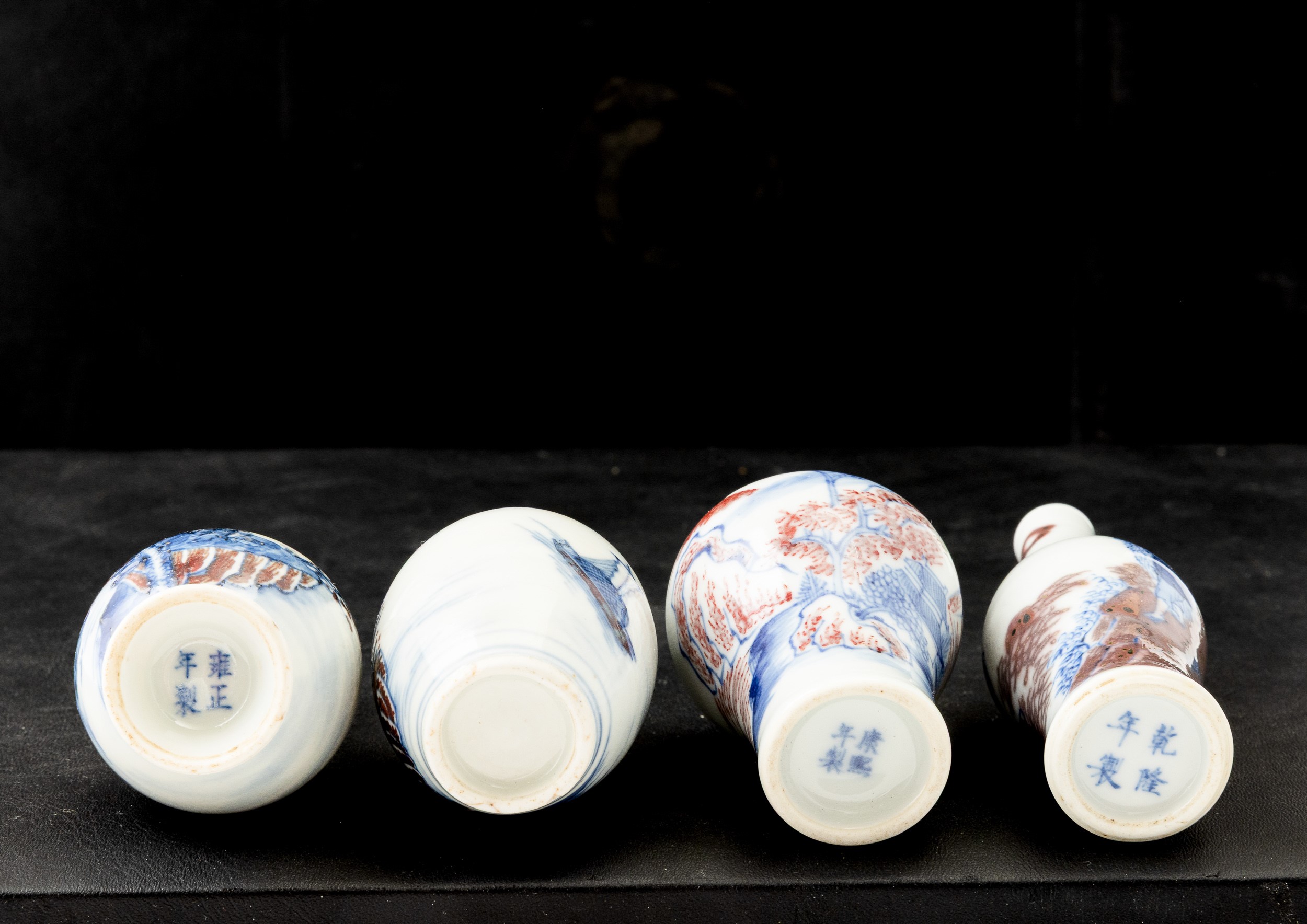 Cina (Dinastia Qing, ambito) , Lotto di quattro snuff bottle in porcellana policroma a fondo bian...