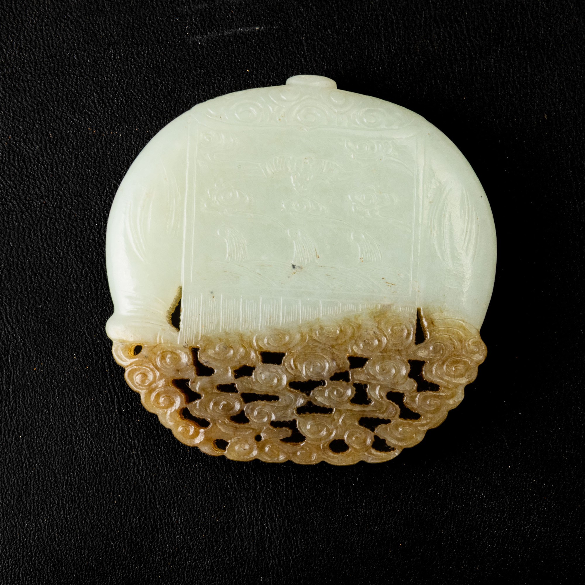 Cina, Dinastia Qing (XIX secolo), Figura di elefante in giada bianca e giada russet traforata con...