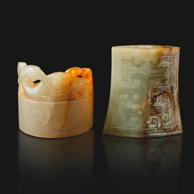 Cina, Impugnatura e elemento per cappelli in giada bianca e russet, Dinastia Qing, XIX secolo