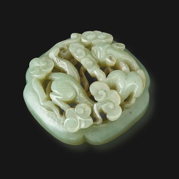 Elemento in giada verde traforato con decori floreali, Cina, Dinastia Qing, XIX secolo