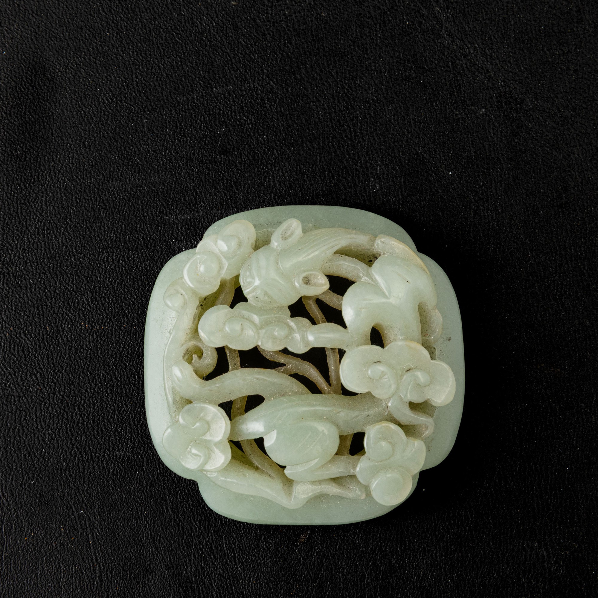 Giada verde traforata con decori floreali, Cina, Dinastia Qing, XIX secolo