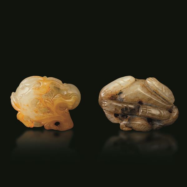 Lotto composto da figura di frutto e leone in giada bianca e russet, Cina, Dinastia Qing, XX secolo