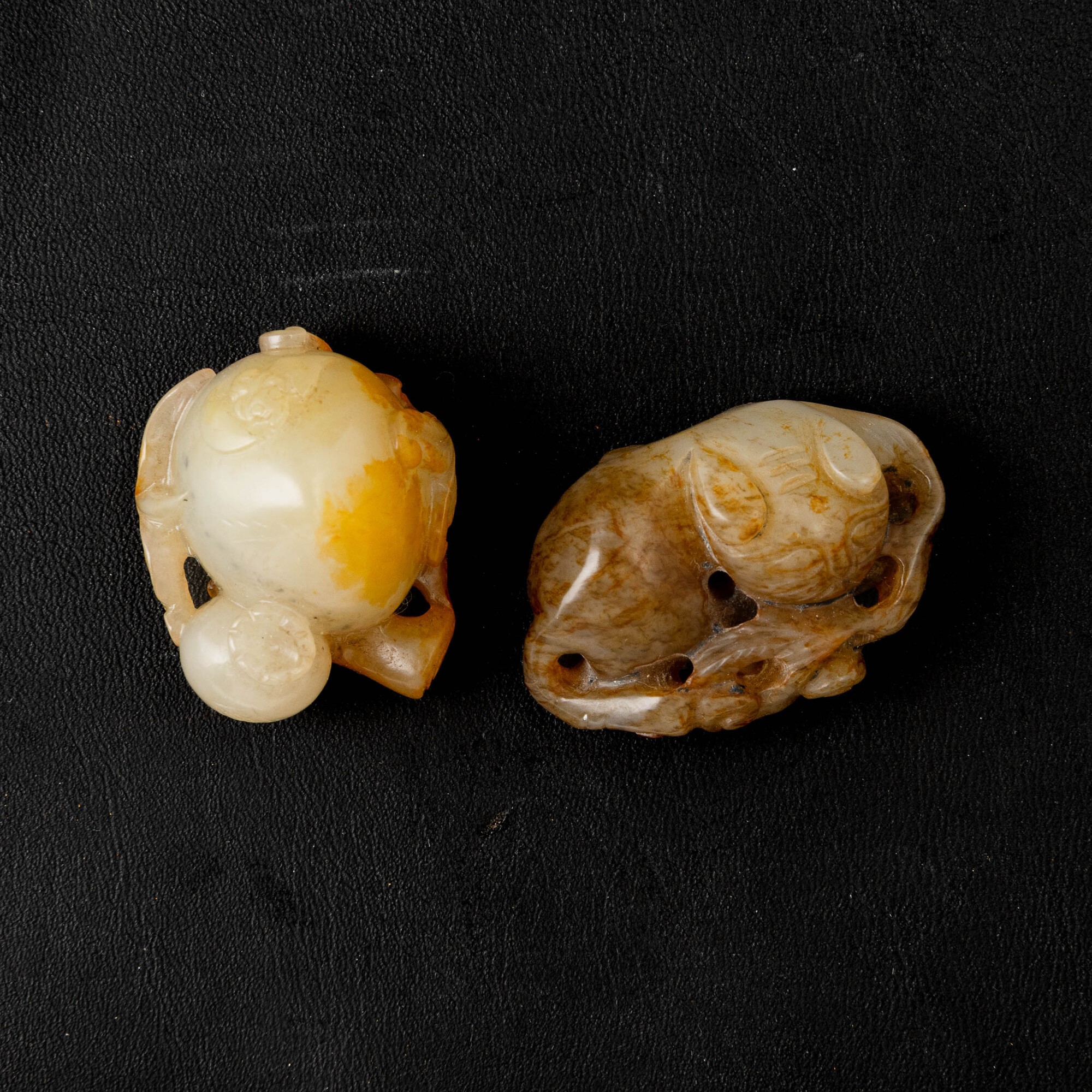 Giada bianca e russet, Figura di frutto e leone, Cina, Dinastia Qing (XX secolo)