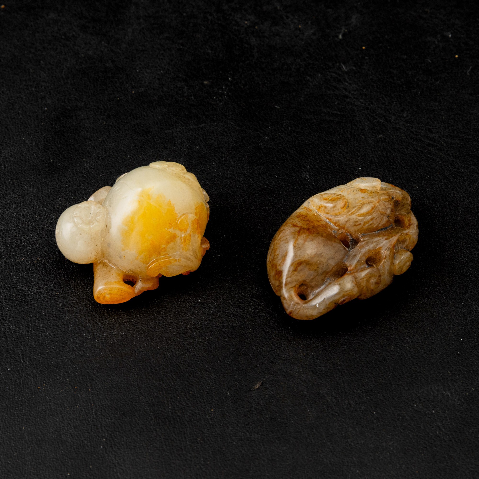 Giada bianca e russet, Figura di frutto e leone, Cina, Dinastia Qing (XX secolo)