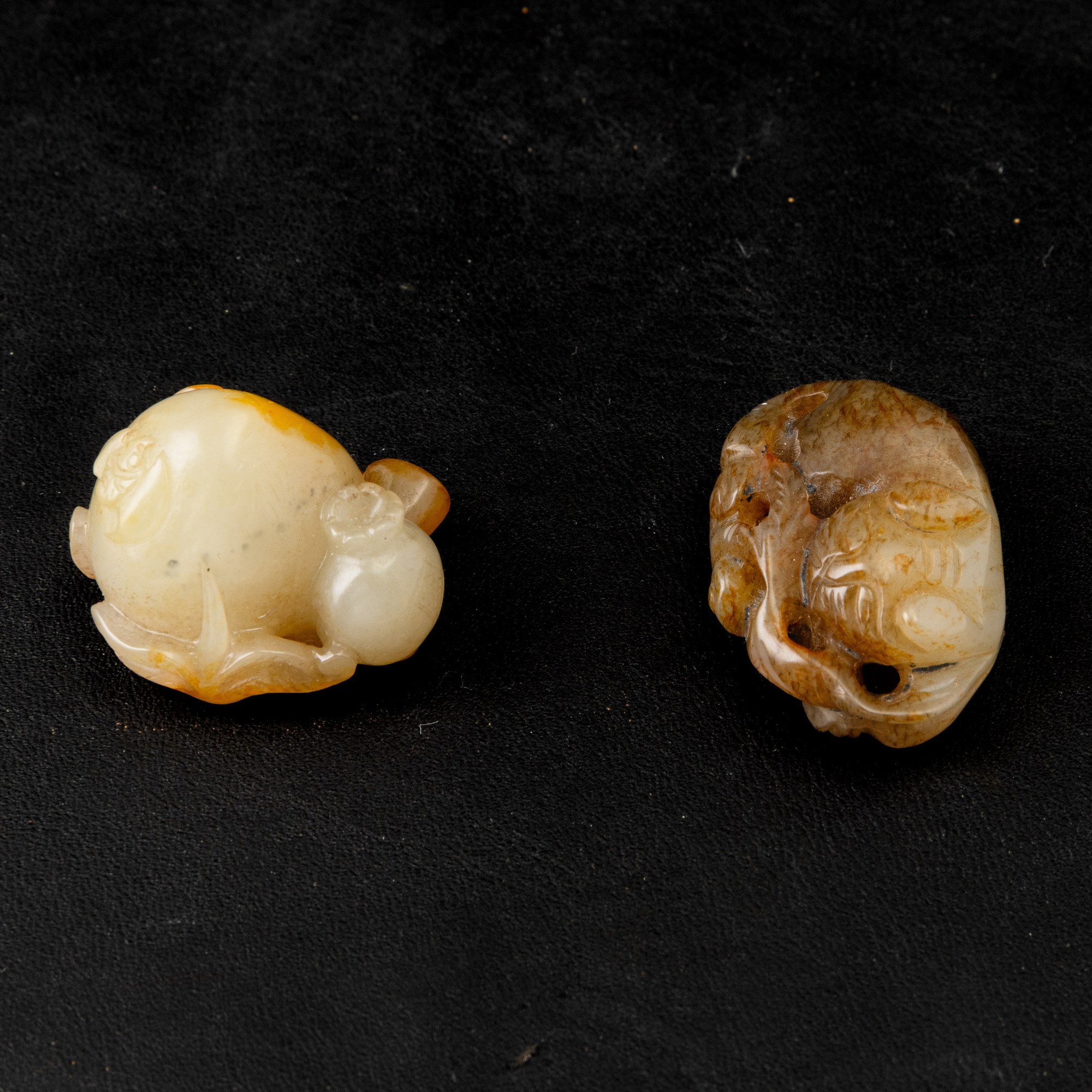 Giada bianca e russet, Figura di frutto e leone, Cina, Dinastia Qing (XX secolo)
