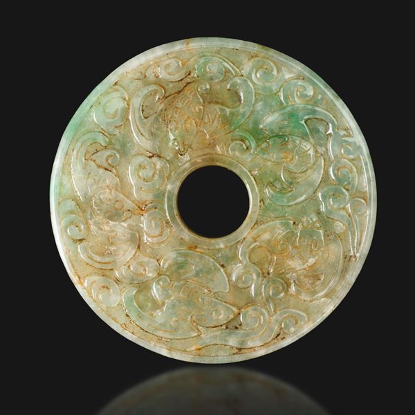 Pi in giadeite verde mela con decori floreali incisi, Cina, Dinastia Qing, XIX secolo