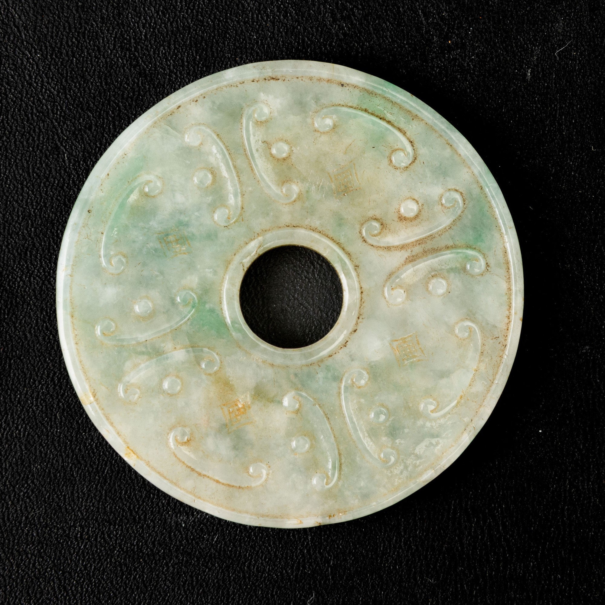 Cina, Dinastia Qing, XIX secolo, Pi in giadeite verde mela con decori floreali incisi