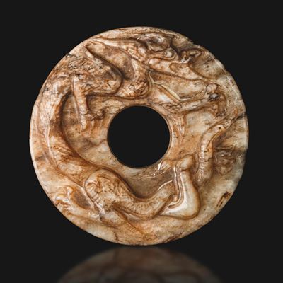 Cina, Coppa/Portapi in giada russet, stile arcaico con draghi a rilievo (Dinastia Qing, XIX secol...