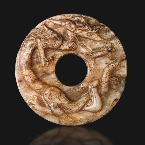Pi in giada russet in stile arcaico con decori raffiguranti draghi a rilievo, Cina, Dinastia Qing, XIX secolo