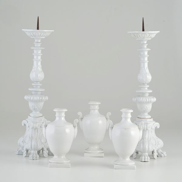 Coppia di candelieri e tre vasetti.<BR>XX secolo