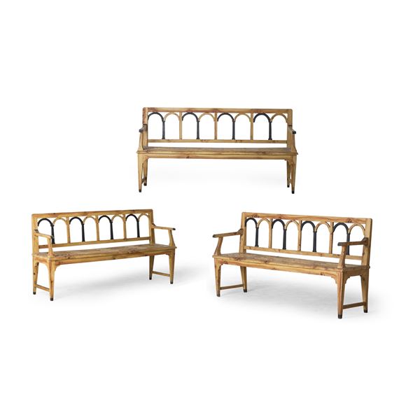 Insieme di tre divani in legno dipinto. XX secolo
