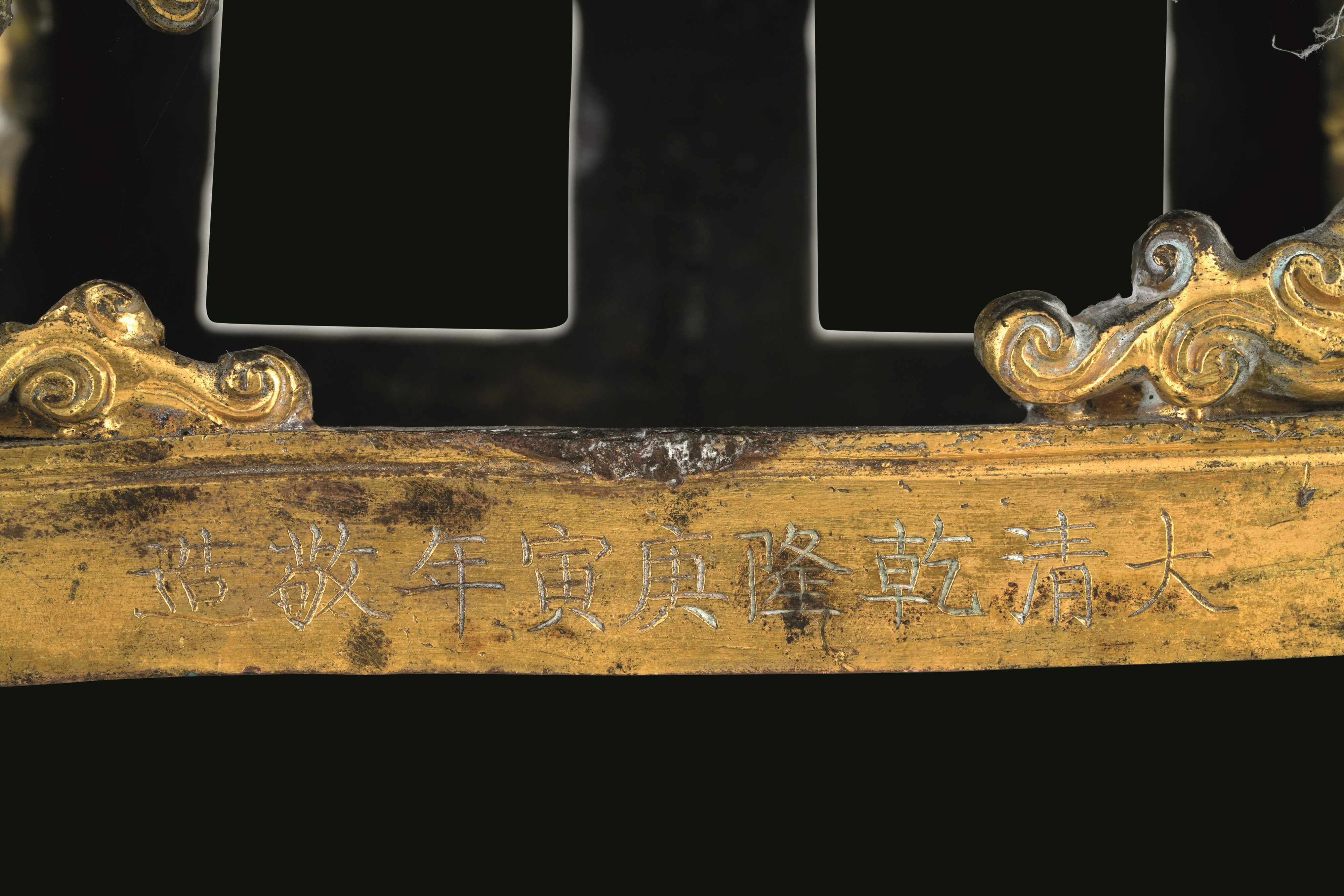 Cina, Dinastia Qing, Figura di Buddha Amitayus (Amitabha) incoronato, bronzo dorato a marchio Qia...