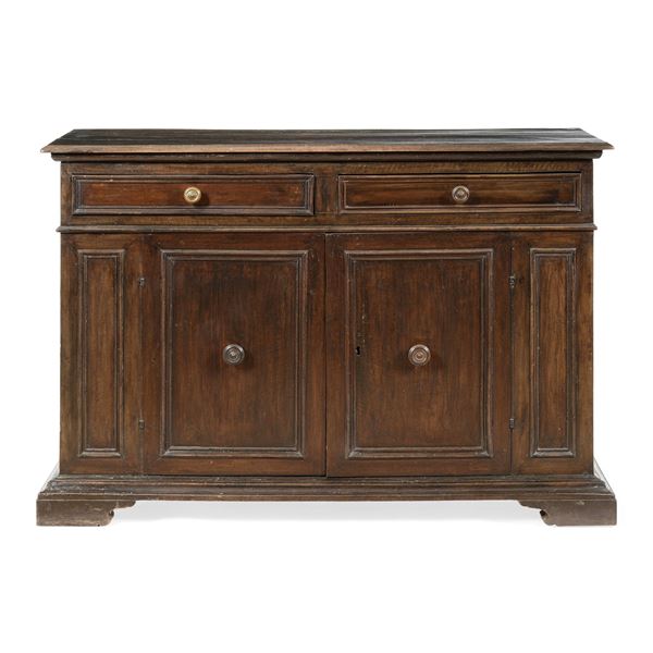 Credenza a due ante pannellate e due cassetti. XVIII secolo