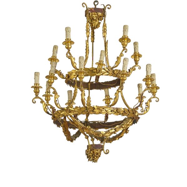 Grande lampadario in legno intagliato e dorato. XIX secolo