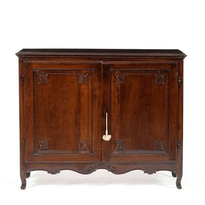 Credenza a due ante, XVIII secolo, (130 x 43 x 108 cm)
