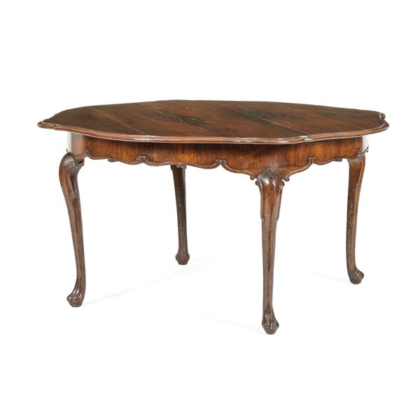 Tavolo in legno intagliato. XVIII secolo