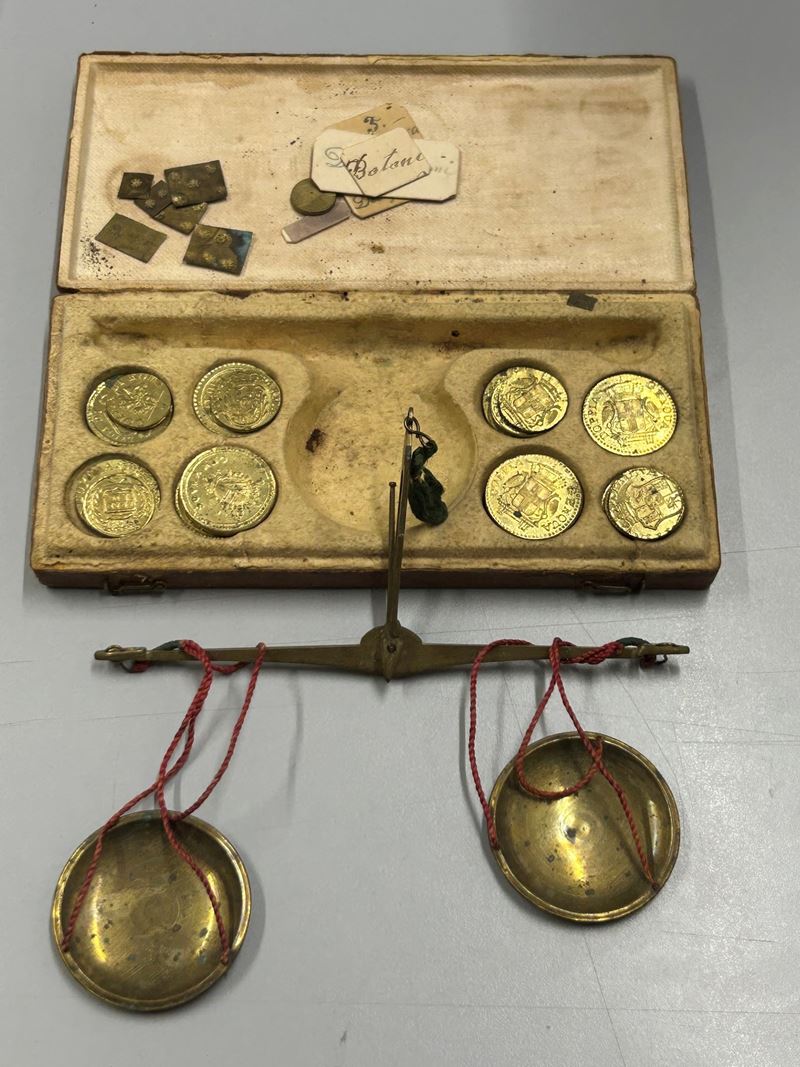 VARIE. ASTUCCIO IN TESSUTO CON BILANCINO E 26 PESI MONETALI.  - Asta Numismatica Light - Cambi Casa d'Aste