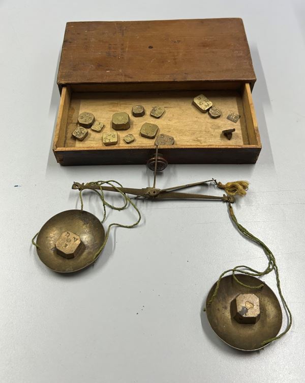 ASTUCCIO IN LEGNO CON BILANCINO E 16 PESI MONETALI.