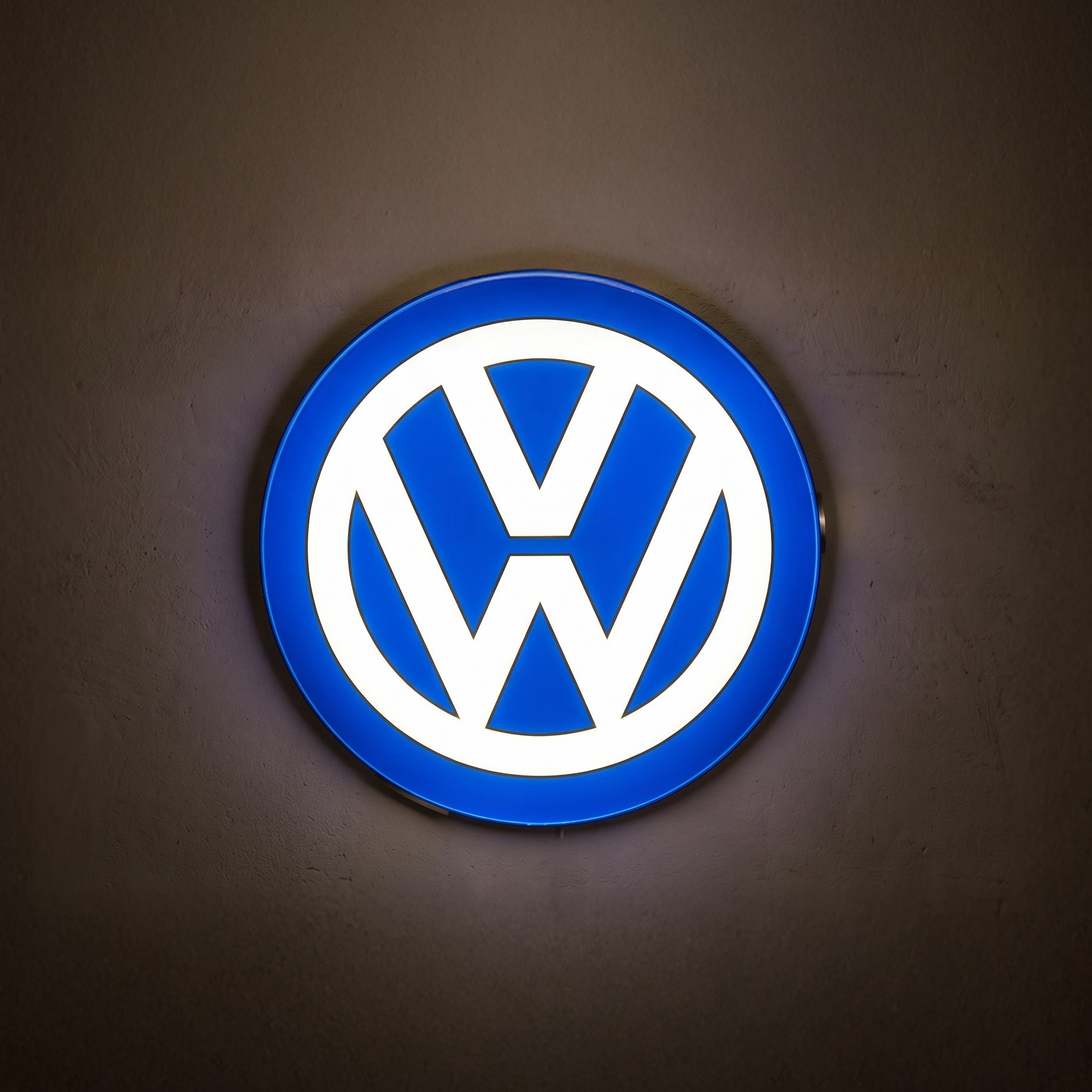 Insegna luminosa Volkswagen, termoformata in plastica e metallo, circa 1990