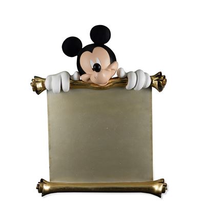 Topolino con lavagna, scultura in resina policroma e legno (1990 ca.)