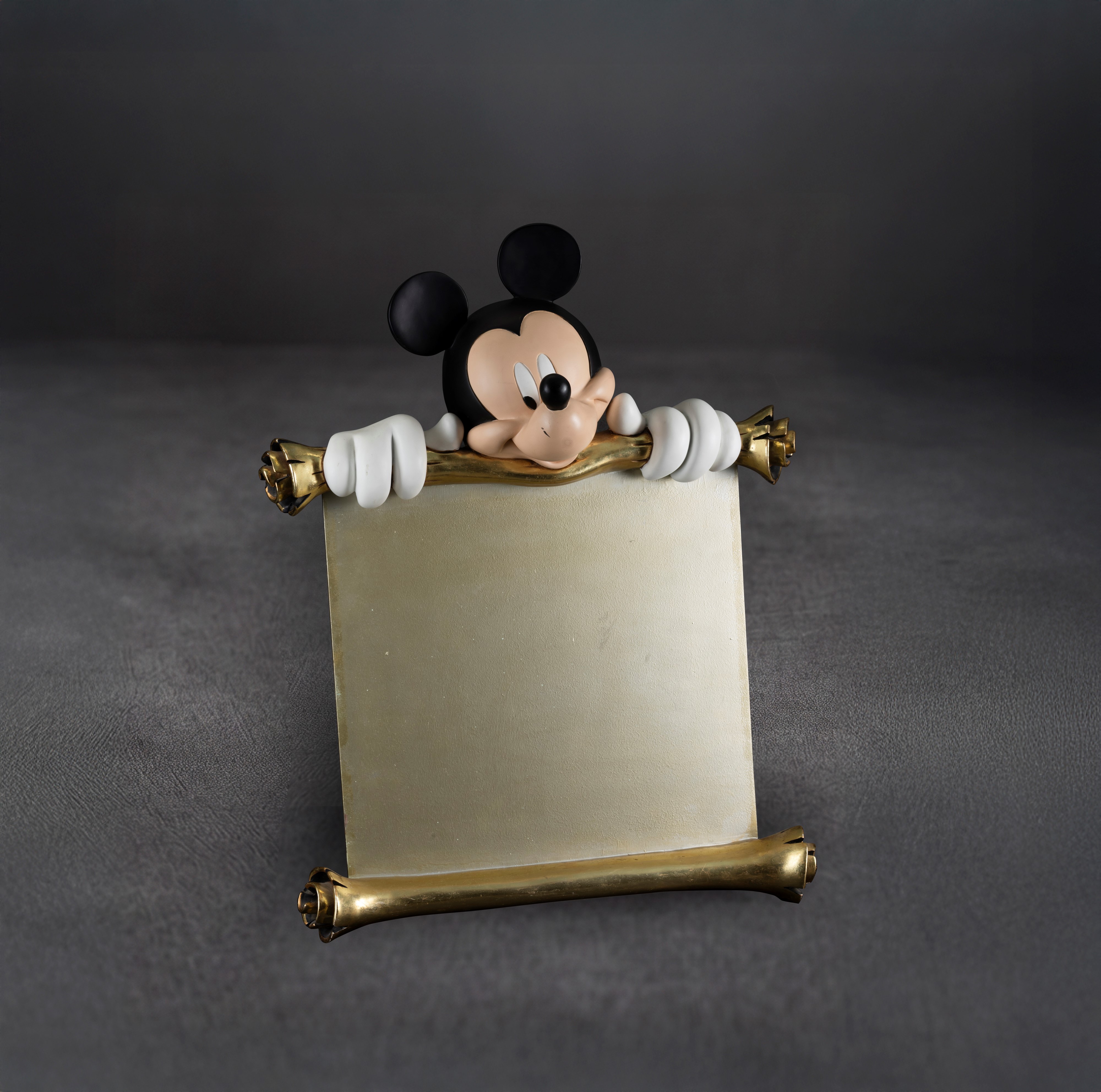 Walt Disney - Topolino con lavagna, scultura in resina policroma e legno (1990 ca.)