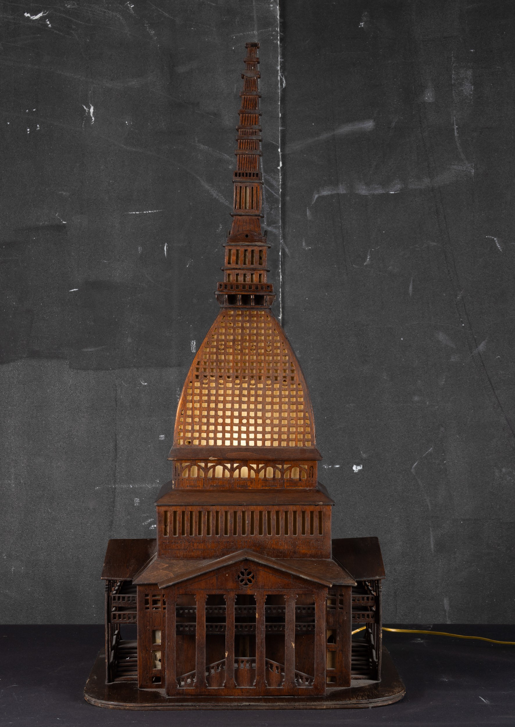 Modello ligneo della Mole Antonelliana con illuminazione interna