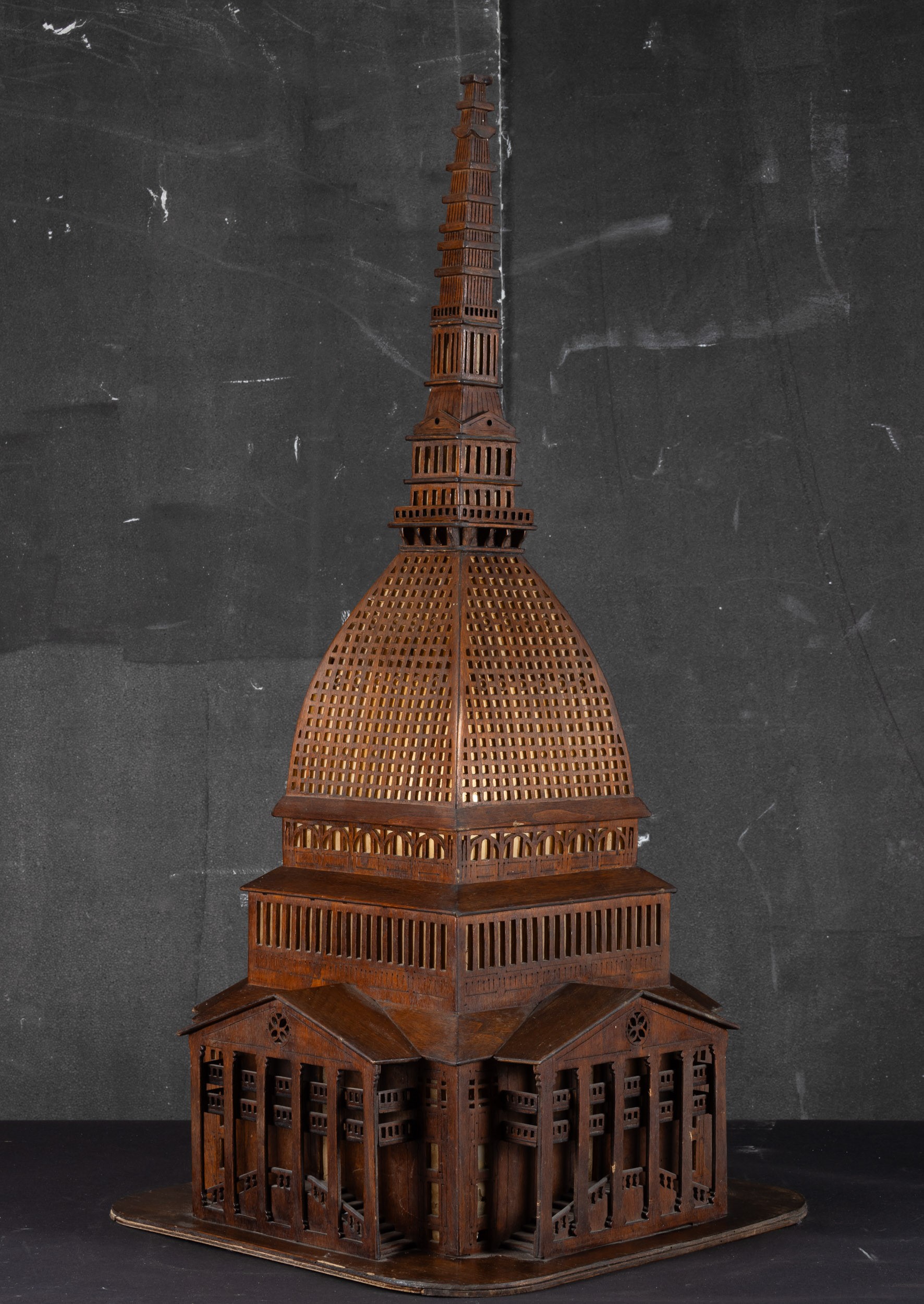 Modello ligneo della Mole Antonelliana con illuminazione interna