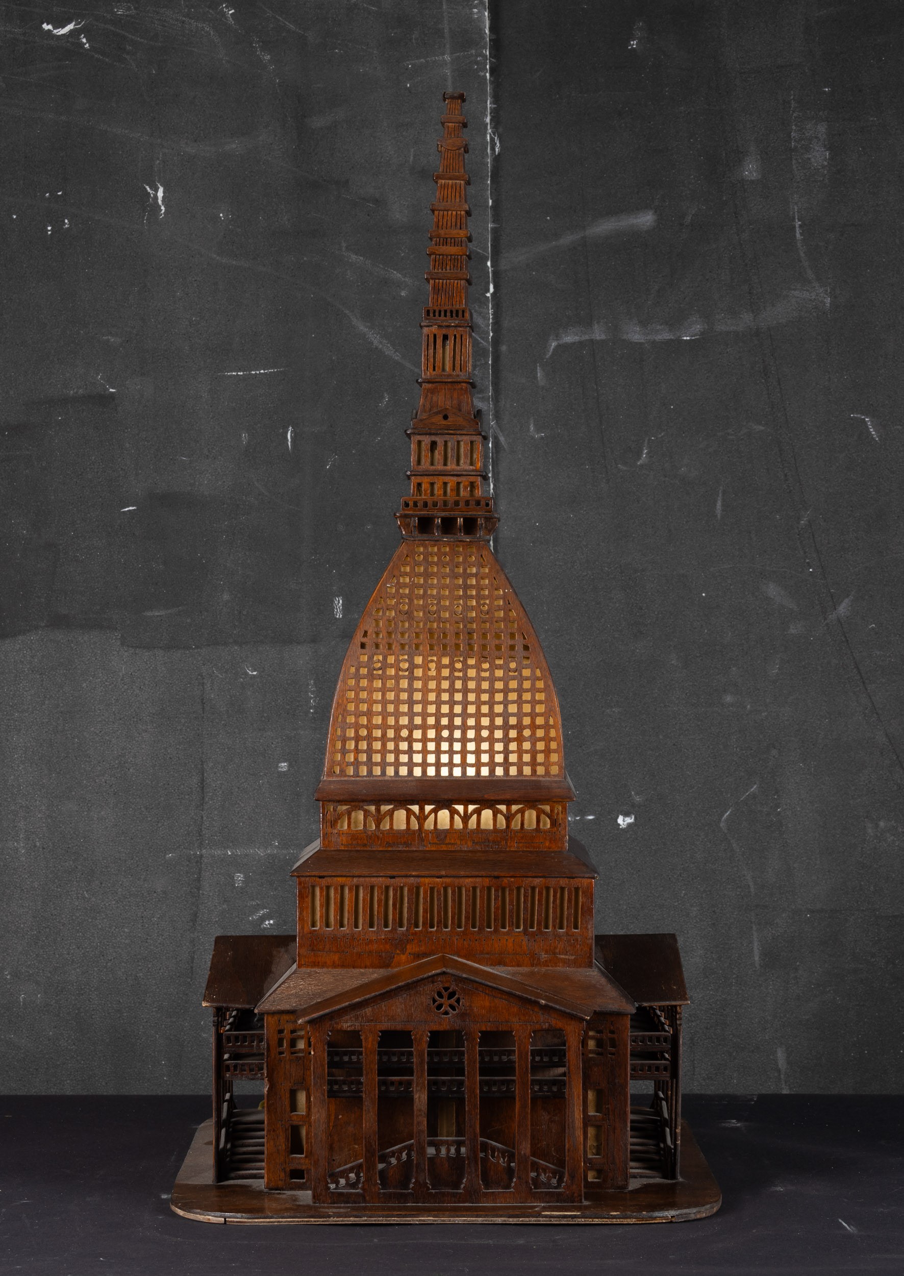 Modello ligneo della Mole Antonelliana con illuminazione interna