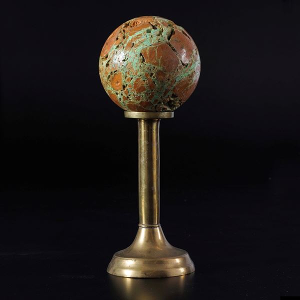 Sfera di Smithsonite Verde su su base in metallo dorato