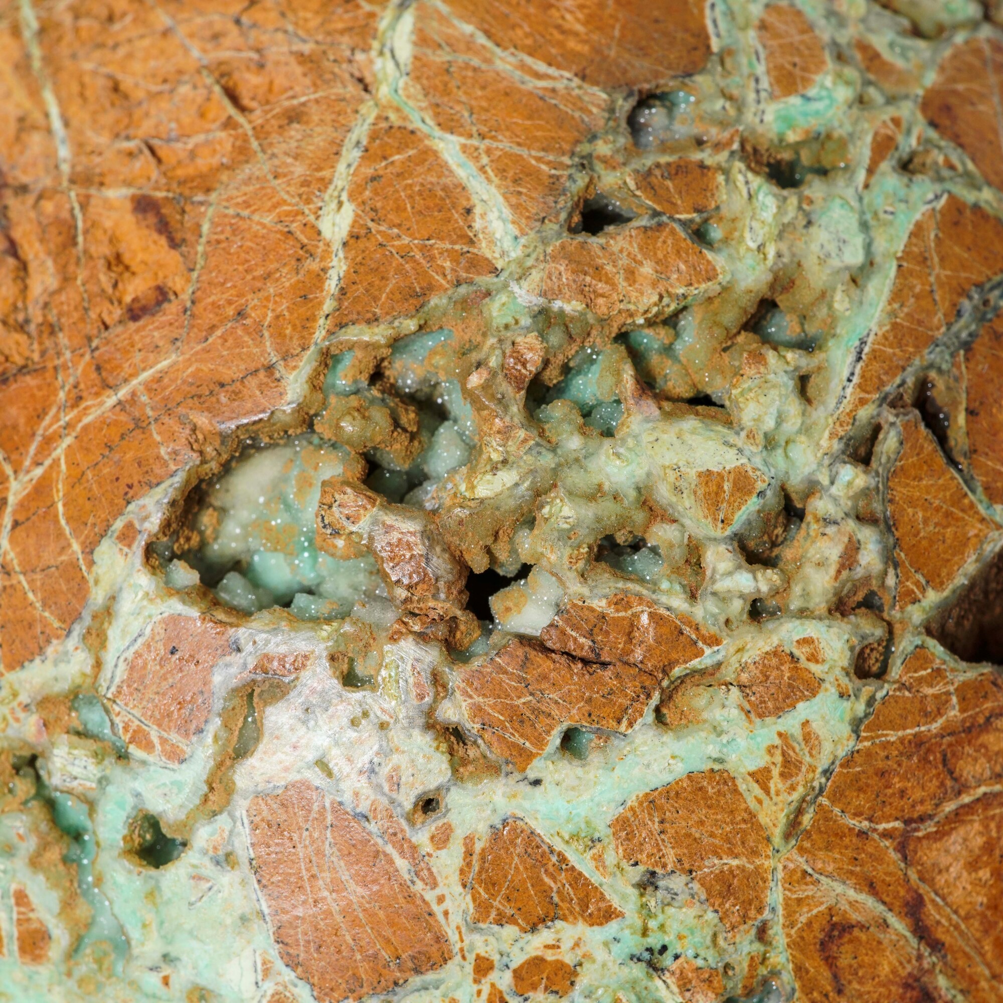 Sfera di Smithsonite Verde su su base in metallo dorato