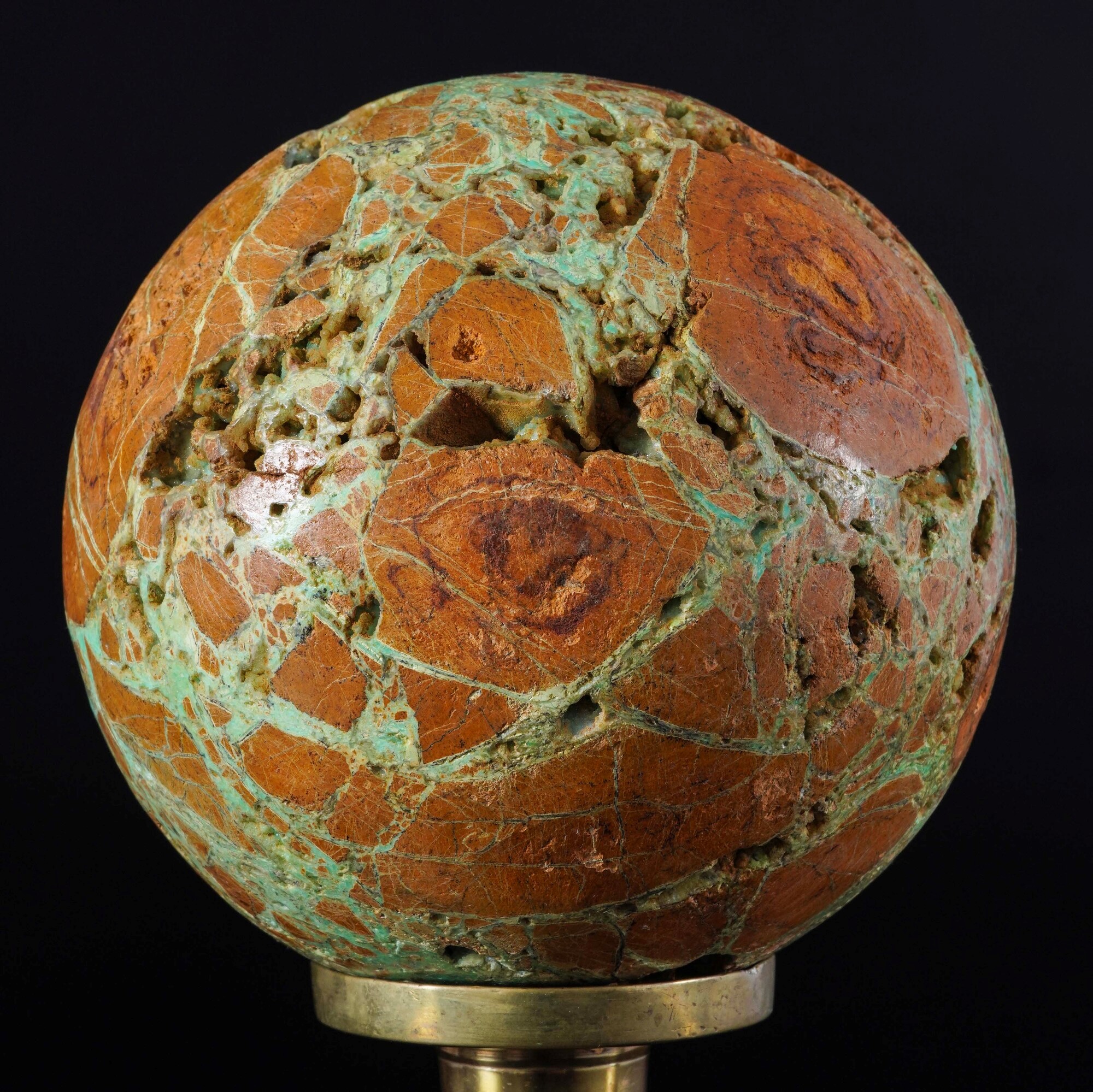 Sfera di Smithsonite Verde su su base in metallo dorato