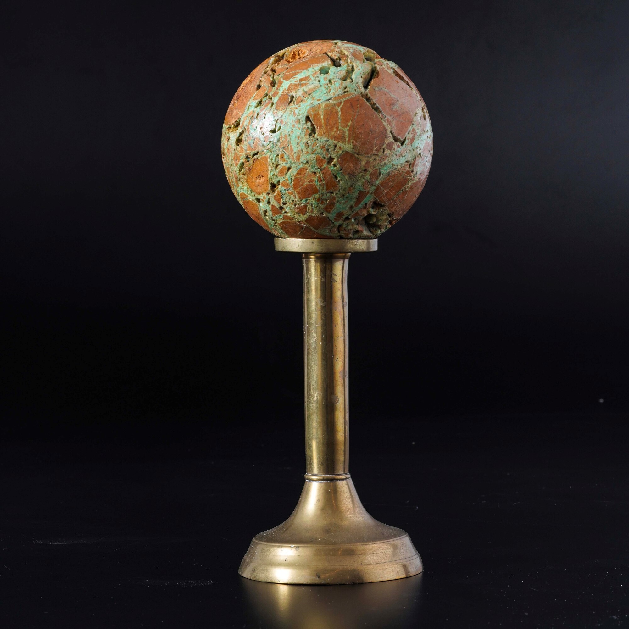 Sfera di Smithsonite Verde su su base in metallo dorato
