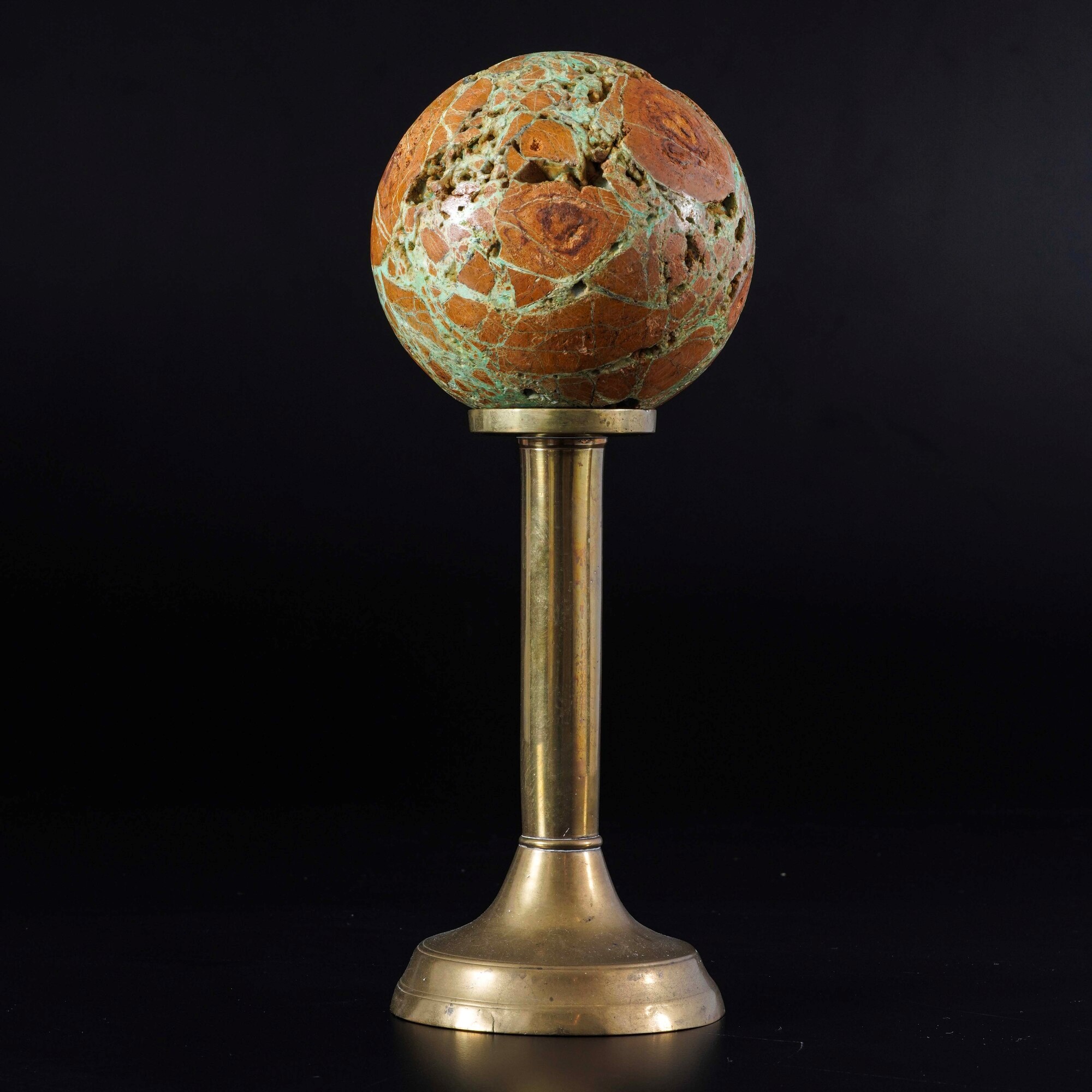 Sfera di Smithsonite Verde su su base in metallo dorato