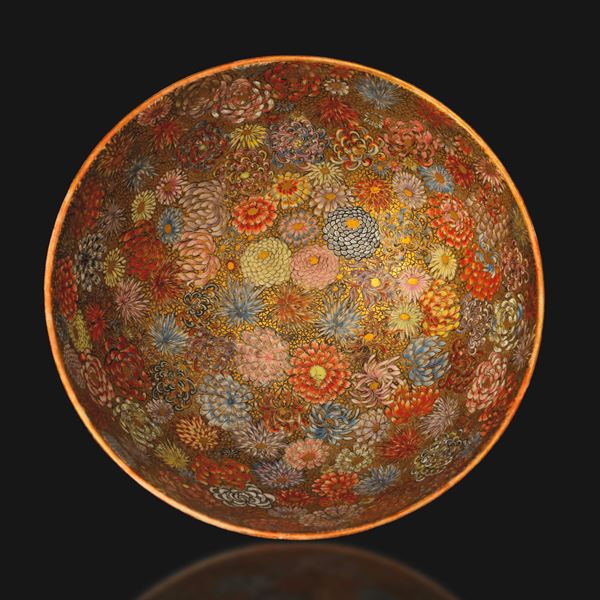 Ciotola in ceramica Satsuma raffigurante fenici e millefleure finemente decorata, Giappone, periodo Meiji (1868-1912)