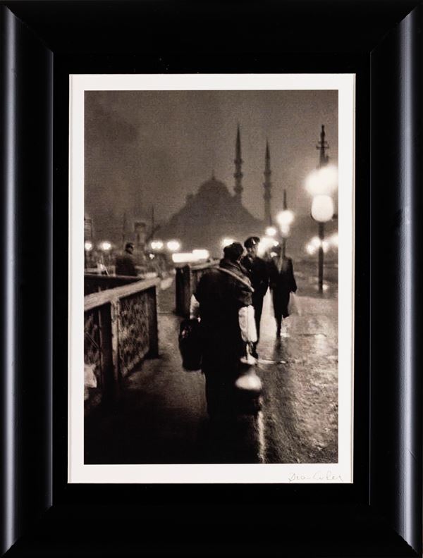 Ara Güler - Venditore di Salep al mattino presto sul vecchio ponte di Galata, Istanbul